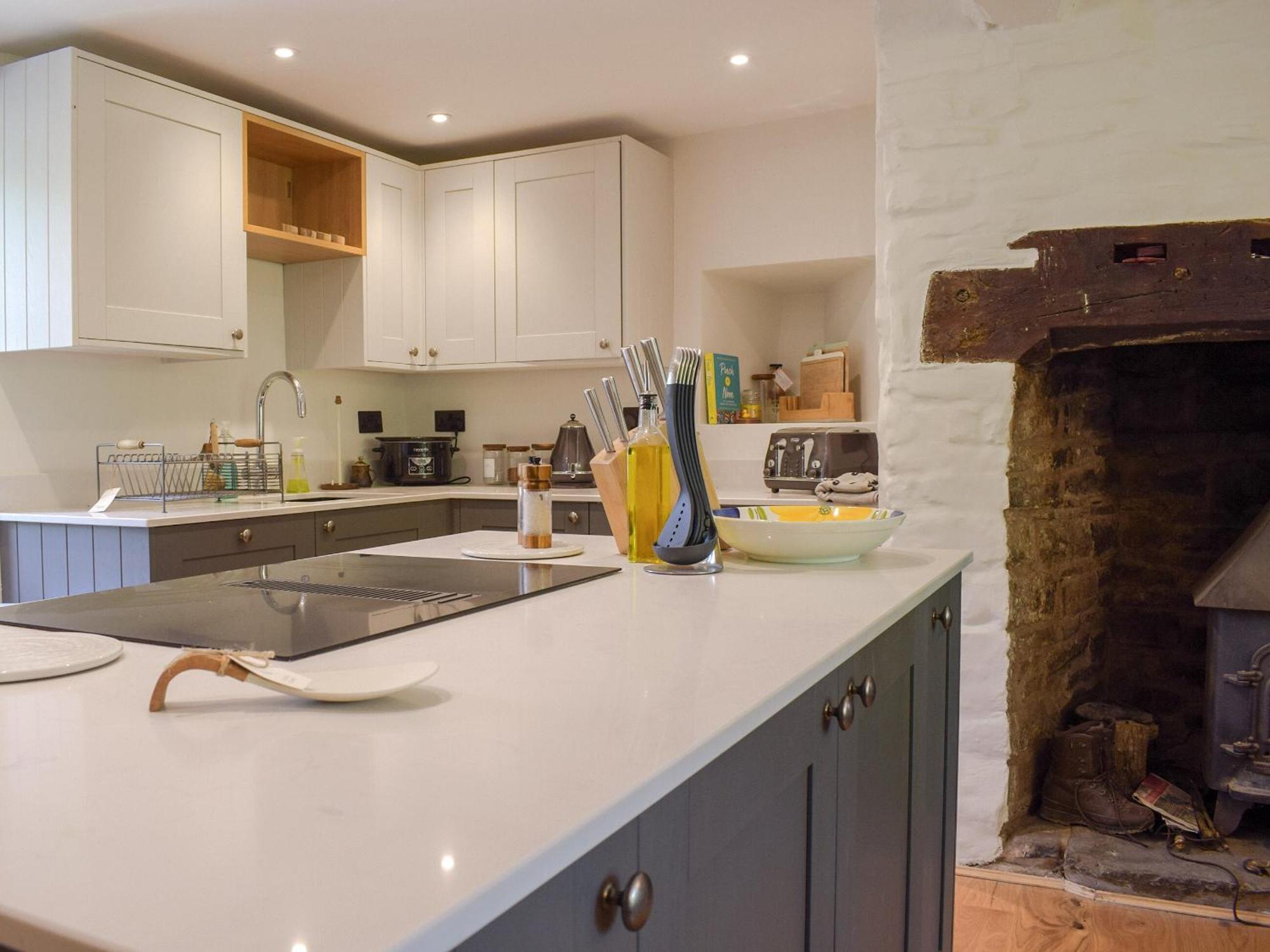 Lower Goytre Farmhouse Llanfair Waterdine ภายนอก รูปภาพ